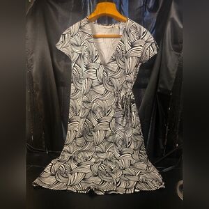 Valerie Stevens Monochrome Wave Pattern Midi Wrap Dress – Size Medium